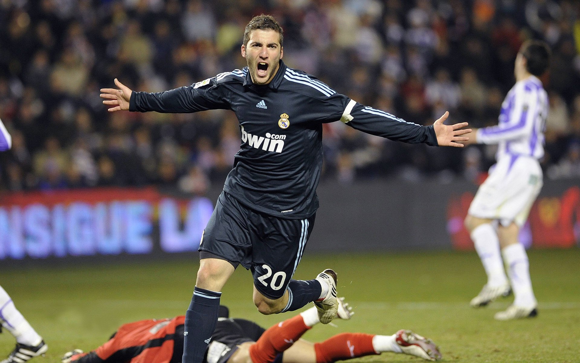 全黑队在比赛中的强势表现,一直是橄榄球锦标赛的焦点,全黑队服